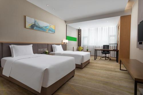 成都成都机场假日酒店的酒店客房配有两张床和一张书桌