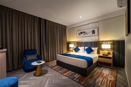 吉达فندق جاردن ميلينيوم السلامه的配有一张床和一把椅子的酒店客房