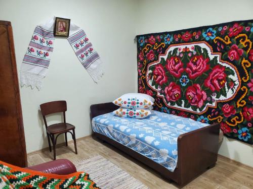 BăcioiARMONIE AIRPORT HOSTEL的一间卧室配有一张带枕头和椅子的床