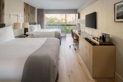 圣克鲁兹帕拉多克斯酒店的酒店客房设有两张床和电视。