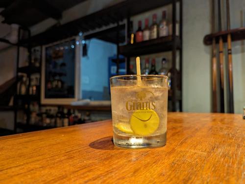 波托韦洛Hostal Portobelo的一杯柠檬酒,在桌子上喝