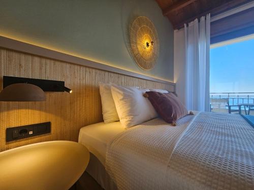 古厄庇道鲁斯Yialasi Hotel的一间卧室设有一张床,享有海景