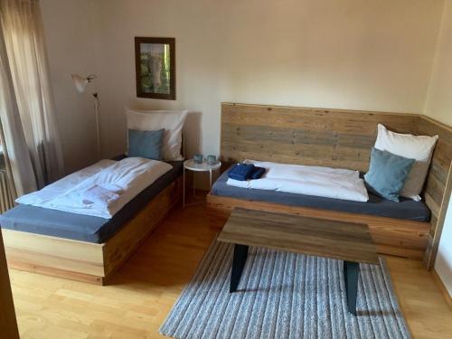 WackersbergZum Hecher Klausi的一间卧室配有两张床和一张桌子