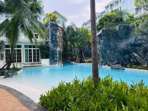 纳仲天Grand Florida芭提雅私家海滩花园公寓E206的度假村的游泳池,带水滑梯