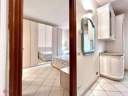 托尔托纳Appartamento centrale的客房设有带一张床和镜子的卧室