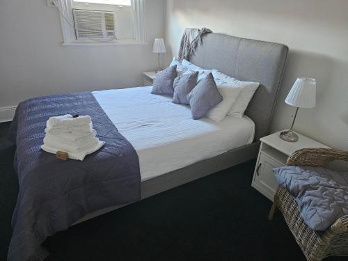 亚斯Clubhouse Hotel Yass的一间卧室配有带毛巾的床
