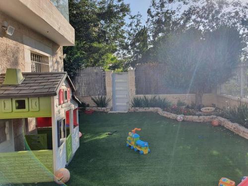 莫迪因Lavi La的后院设有玩具屋和游乐场