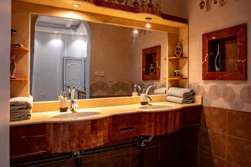 Umm al ‘AmadElegant Garden & 2Living Areas, 2 Bed Rooms for 6 Guests的一间带两个盥洗盆和大镜子的浴室