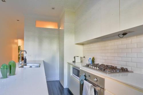 悉尼Spacious 3 Bedroom House Glebe with 2 E-Bikes Included的一间带炉灶的厨房 台旁的顶部烤箱