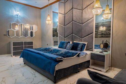 卡拉奇Royal FF,AC/Hygiene house 24/7 security modern的一间卧室配有一张带蓝色枕头的大床