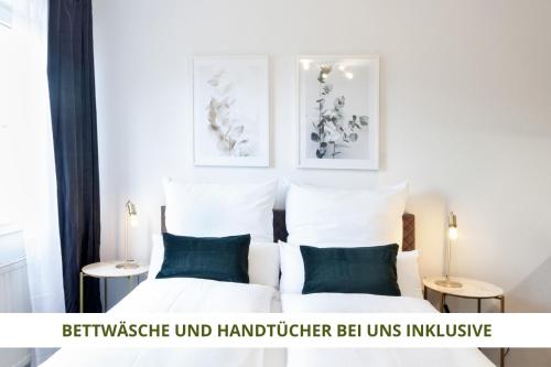 拜罗伊特Apartment Wahnfried No5 - zentrales Cityapartment Küche mit Duschbad - 300m zur Fussgängerzone的一间卧室配有带白色床单和蓝色枕头的床。