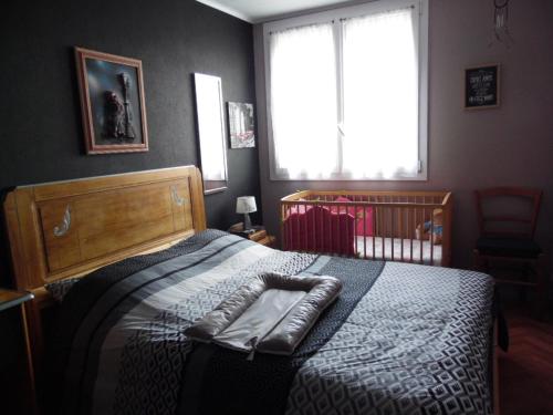 绍莱appartement pour famille amis ou colègue的一间卧室配有一张带黑白毯子的床