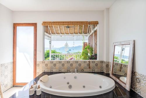 攀瓦海滩Soul Villas by The Beach - Phuket的带浴缸的大窗户