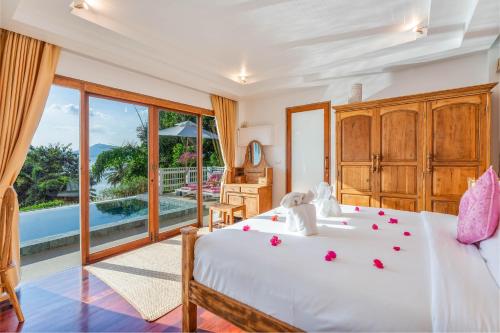 攀瓦海滩Soul Villas by The Beach - Phuket的一间卧室,床上有玫瑰花床
