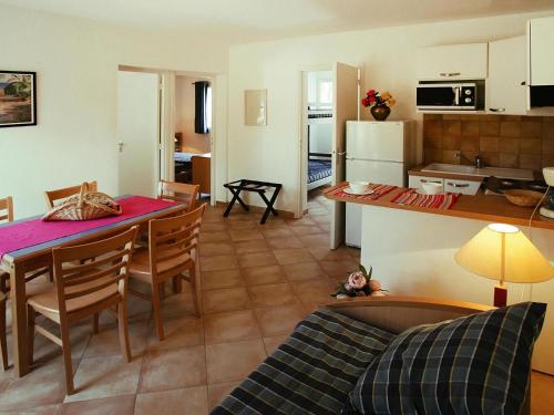 博尔戈Lovely apartment in Borgo with shared pool的厨房、带桌子的客厅和用餐室