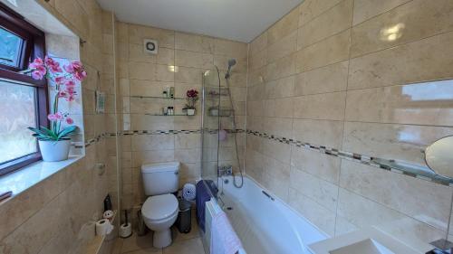 诺里奇Relaxing 3 Bedroom Norwich Haven的带浴缸、卫生间和盥洗盆的浴室