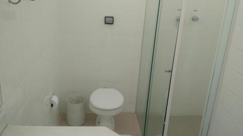 洛韦拉拉戈阿祖尔酒店的一间带卫生间和玻璃淋浴间的浴室