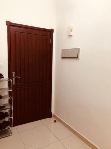 马斯喀特Room center的一间设有木门和白色墙壁的房间