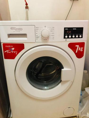 马斯喀特Room center的白色洗衣机,上面有红色标签