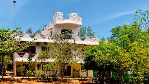 黎明之村Lotus Garden - Near Matrimandir Center Auroville的一座带阳台的建筑