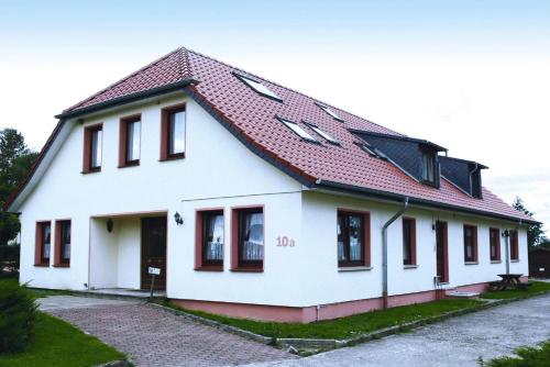 沃伦伯格Holiday village on the Baltic Sea Wohlenberg的白色房子,有红色屋顶