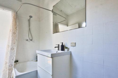 悉尼Delightful 2 Bedroom House Pyrmont 2 E-Bikes Included的白色的浴室设有水槽和镜子
