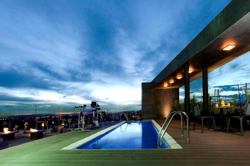 波哥大93号公园埃斯特拉酒店的建筑物屋顶上的游泳池