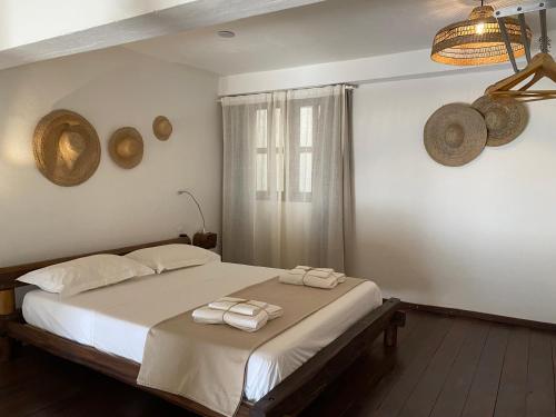 萨尔瓦多Casa Versace Salvador - Colonial House的一间卧室配有一张床,上面有两条毛巾