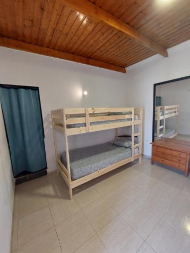 阿雷西费Lanzarote Hostel的一间卧室配有双层床。