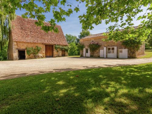 CampsegretRestored farmhouse with private pool的一座古老的石头建筑,设有白色门和院子