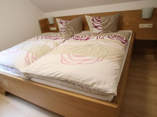 布罗特罗德Holiday home chalet on the castle hill的一张带红白毯子和枕头的床