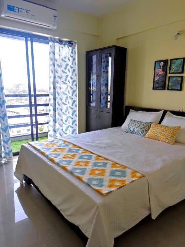 科钦1 BHK Flat in Kochi 904的一间卧室设有一张大床和大窗户