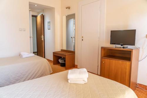 雅典四季酒店的酒店客房设有两张床和一台平面电视。