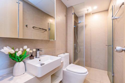 头顿The Song Apartment - CONDOTEL BUNNY HOME VUNG TAU的浴室配有卫生间、盥洗盆和淋浴。