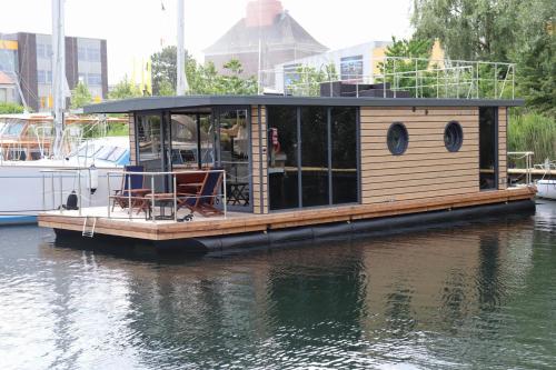 弗伦斯堡Houseboat Leni Flensburg的水面上的小房子