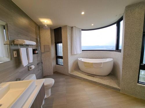 大溪森森‧沐旅的一间带大浴缸和窗户的浴室