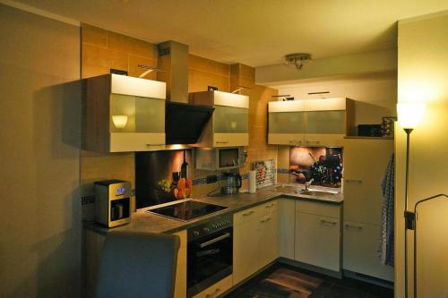 博登迈斯Am Weberfeld Bodenmais的厨房配有不锈钢用具和木柜