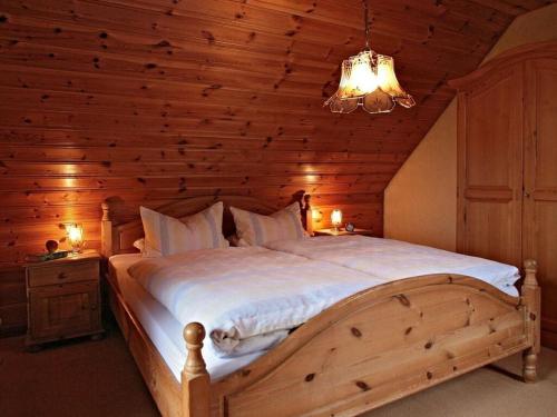 MottenAppealing apartment in Motten的卧室设有一张木制天花板上的大床