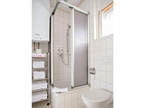 MottenAppealing apartment in Motten的带淋浴和卫生间的白色浴室