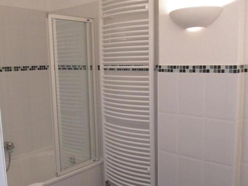 GarzApartment in Garz with bicycle storage的带淋浴的浴室和玻璃门