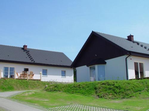 赛巴特班森Cottage Heringsdorf的两栋白色房屋,拥有黑色屋顶