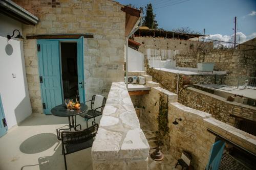 利马索尔Smaragda's Guest Rooms的石制厨房配有桌子和水槽