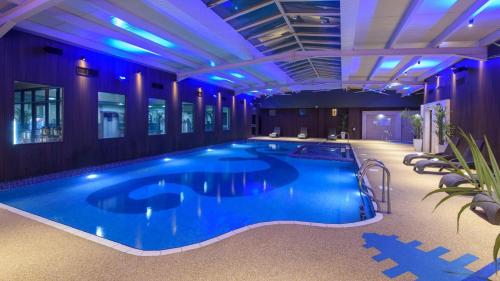恩尼斯科西河滨公园酒店 的紫色照明的酒店的大型游泳池