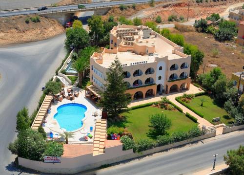 卡特罗斯卡尔特罗斯酒店的享有带游泳池的大房子的空中景致