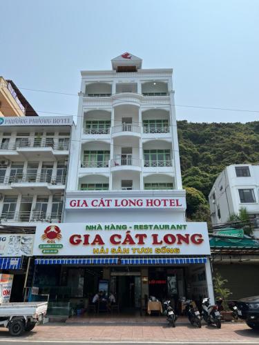 海防Gia Cat Long Hotel And Travel的一座白色的大建筑,上面标有猫长酒店的标志