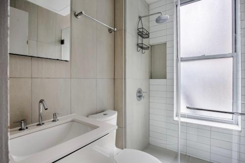 纽约Classic LES 1br w wd nr SoHo NYC-646的带浴缸、卫生间和淋浴的浴室。