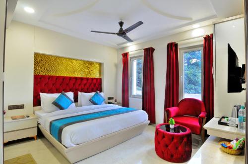 新德里Hotel Delhi Fab - Near Connaught Place的一间卧室设有一张大床和红色床头板