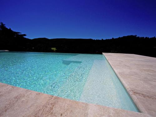 Martres-TolosaneLuxury villa in Provence with a private pool的清澈 ⁇ 蓝的海水游泳池