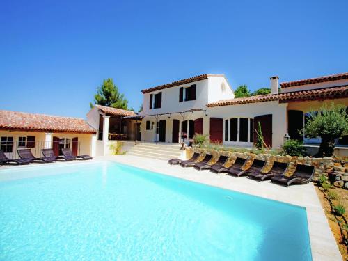 Martres-TolosaneLuxury villa in Provence with a private pool的房屋前的游泳池