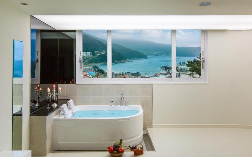 巨济多亚酒店的一间浴室